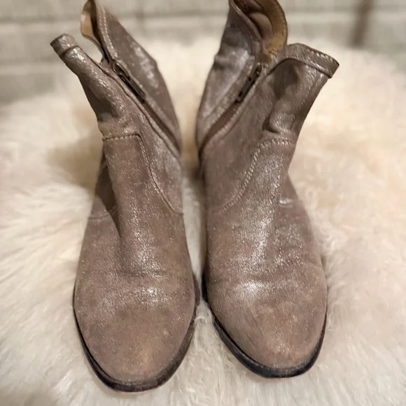 Seychelles Score Rockabilly Distressed Metallic Gray Leather Ankle Boots - Picture 3 of 13